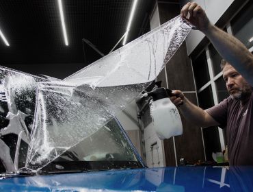 Антигравийная оклейка защитной полиуретановой пленкой кузова автомобиля в Москве