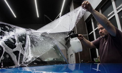 Бронирование боковых стёкол авто защитной плёнкой: основные плюсы