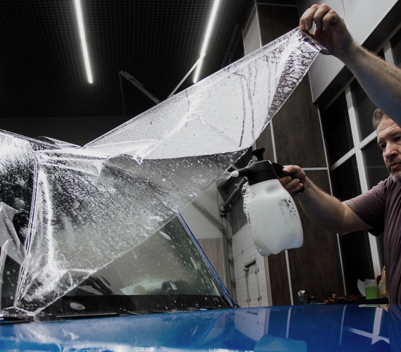 Бронирование стекол автомобиля с помощью специальной пленки